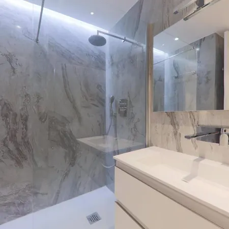 Center Bay ז'ואן-לה-פינס