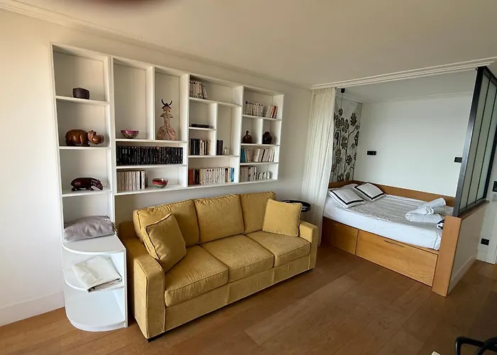 Apartment Center Bay